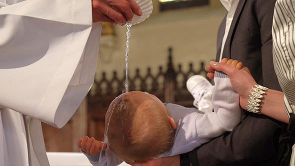 Baptême chrétien : signification, traditions et symboles