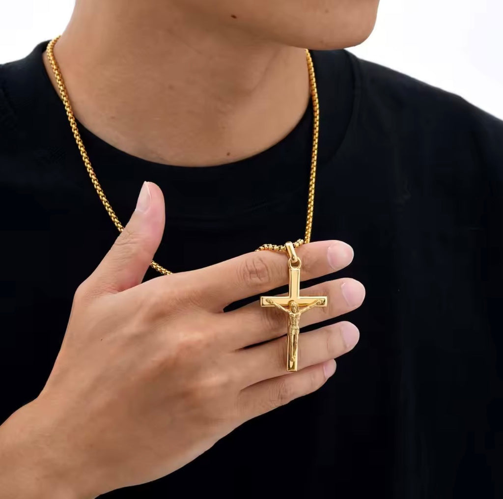 Collier Croix Catholique doré avec Crucifix